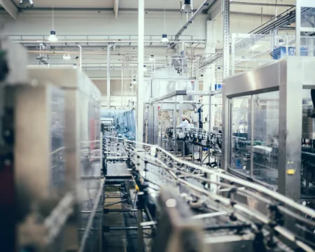 Blick in die Abfüllanlage einer Fabrik