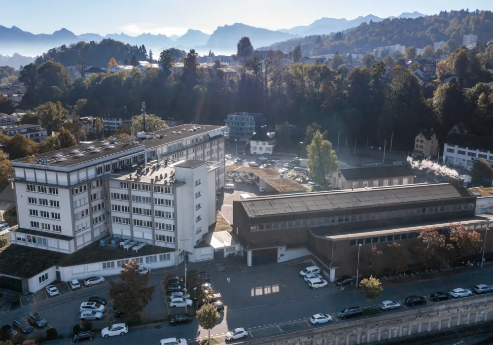 Ein Foto des ewl Hauptsitzes in Luzern aus der Vogelperspektive zeigt das Firmengebäude und seine Umgebung.