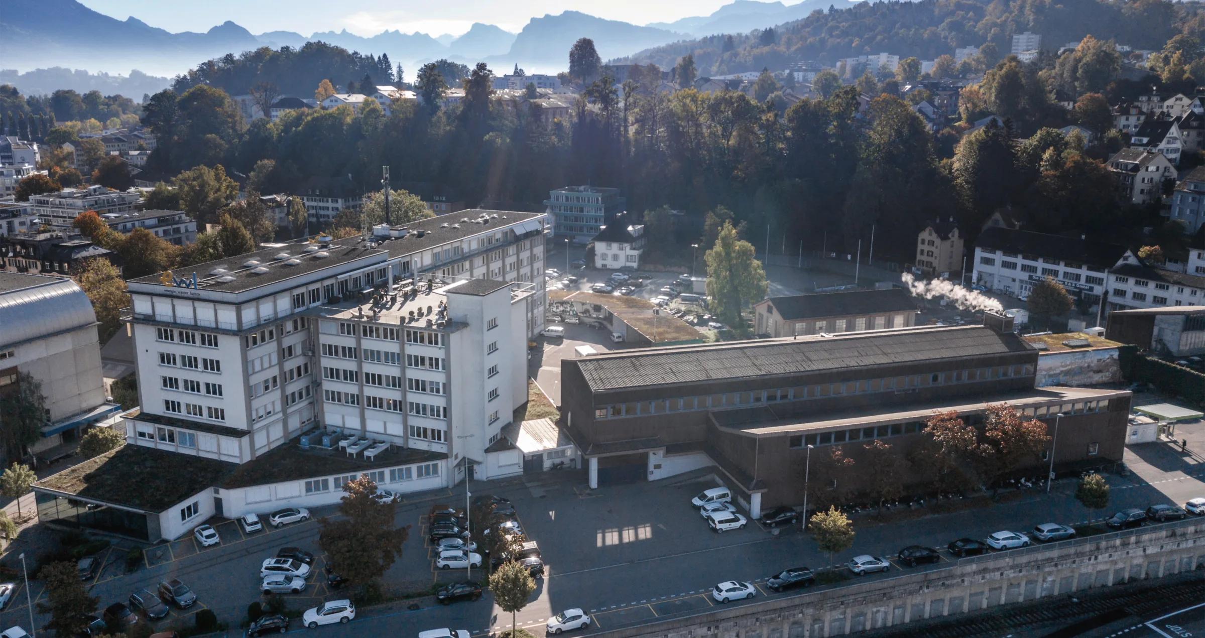 Ein Foto des ewl Hauptsitzes in Luzern aus der Vogelperspektive zeigt das Firmengebäude und seine Umgebung.