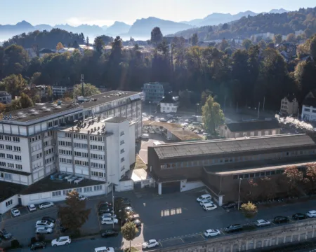 Ein Foto des ewl Hauptsitzes in Luzern aus der Vogelperspektive zeigt das Firmengebäude und seine Umgebung.