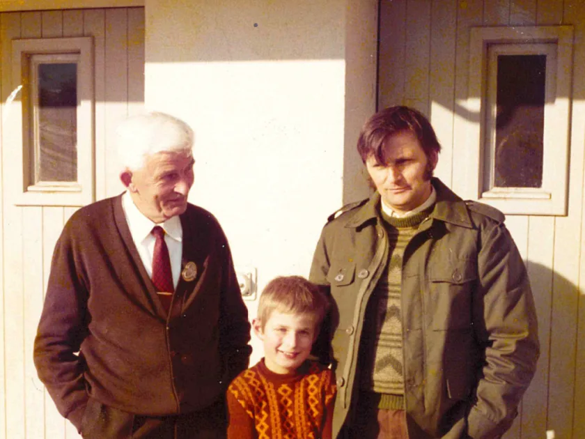 3 Generationen: Ferdi als Kind mit Vater und Grossvater Ferdi